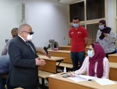 "الخشت": تأخير امتحانات الفرق النهائية بجامعة القاهرة لتقليل عدوى كورونا.. صور