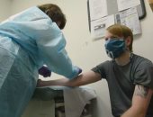 ديفيد راش .. قصة أول شخص يتم حقنه بلقاح تجريبي لكورونا منذ شهرين 