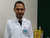 الجيش الأبيض.. "راضى" ضمن فريق مكافحة كورونا بمعامل مستشفى أبو الريش الجامعى