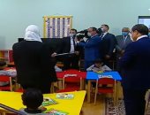 الرئيس الأب ..السيسي يشاهد فقرة العرائس مع أطفال حي الأسمرات