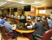 محافظ كفرالشيخ يناقش تحصيل الإيرادات بالمراكز والمدن