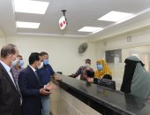 نائب محافظ قنا يتفقد مركز خدمة المواطنين المطور لتقديم خدمات التموين.. صور