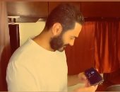 تامر حسنى يستمع لأغنيته "بتغيب" بصوت عمر كمال: الله يا عمور فنان حقيقي.. فيديو