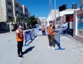 المتطوعون يواصلون تقديم خدمات التعقيم مجانا أمام لجان الثانوية بشمال سيناء