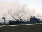 حريق بسفينة بونهوم ريتشارد بالقاعدة البحرية الأمريكية فى سان دييجو..صور