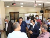 نائب محافظ قنا يتابع مستوى تقديم الخدمات للجمهور بالمركز التكنولوجى بفرشوط