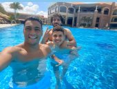 ثلاثي الزمالك يلجأون لحمام السباحة للتغلب على حرارة الجو فى معسكر برج العرب