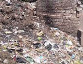 أهالى قرية اطنية بالمنيا يشكون تراكم القمامة امام كوبرى الشيخ عطية