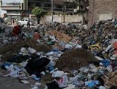 اهالى منطقة طوسون بالإسكندرية يشكون إلقاء القمامة بجوار سور البحرية