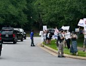 معارضون ومؤيدون يحملون لافتات خارج نادى ترامب للجولف فى ولاية فيرجينيا الأمريكية