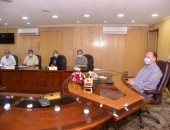 محافظ أسيوط يشدد على ضرورة تحديد أسعار الأراضى الجارى تقنينها