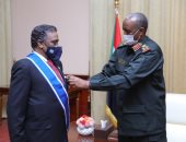 رئيس المجلس الانتقالي السودانى يمنح سفير الأردن وسام النيلين