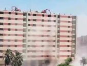 فيديو.. إزالة آلية لبرج مخالف بالجيزة.. المحافظة ترفع حفارين أعلى 14طابقا لسرعة الهدم حتى سطح الأرض.. العقار متعدى على الأراضى الزراعية ببشتيل ومقام بدون تراخيص.. ومحافظ الجيزة: حملات مكثفة على كافة المناطق