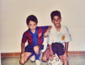 أندريس إنييستا يستعيد ذكريات الطفولة بصورة مع شقيقه في حب برشلونة منذ الصغر