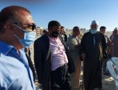 صور.. محافظ الإسكندرية يقدم العزاء لأهل الغريق المتبقى بشاطئ النخيل