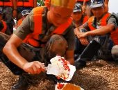 جندى صينى يحتفل بعيد ميلاده خلال مكافحته الفيضانات.. فيديو