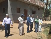 لجنة من الأبنية التعليمية تعاين قطعة أرض لبناء مدرسة تبرع بها الأهالى بإدفو