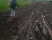 "سيبها علينا".. قارئ يشكو من عدم رصف وإنارة مدخل عزبة الشط بالدقهلية