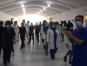احتفال بآخر مريض يغادر مستشفى الإمارات الميدانى.. والطاقم الطبى: "لا كورونا".. فيديو وصور