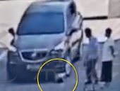 طفلة تنجو من الموت بأعجوبة بعد دهسها بسيارة فى الصين.. فيديو وصور