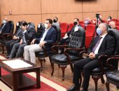 محافظ بورسعيد يتعهد بتكريم الموظفين المتميزين بالجهاز التنفيذى ومعاقبة المقصرين