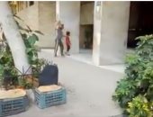 فيديو لشيال كفيف بمساعدة ابنه يثير التعاطف على السوشيال.. وحملة للبحث عنه