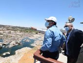 رئيس الوزراء يتفقد محور بديل خزان أسوان ضمن محاور النيل 