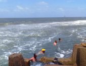 شاهد.. الضفادع البشرية تصل شاطئ بلطيم للبحث عن  جثمان "نور"