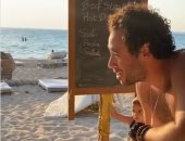 رامى عاشور يتحول لمطرب ويغنى لعمرو دياب من أجل ابنة أحد أصدقائه.. فيديو وصور