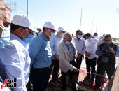 صور.. رئيس الوزراء يتفقد محور كلابشة وأعمال ازدواج طريق القاهرة أسوان الصحراوي