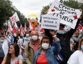 العاملون بالصحة فى فرنسا يحتفلون بالعيد الوطنى بشكل خاص ..تظاهرات ضد ماكرون