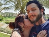 قبلة وحضن.. أحمد الفيشاوي وزوجته في وصلة حب بعطلتهما الصيفية.. صور