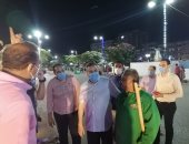 محافظ المنوفية يتفقد أعمال تخطيط شوارع العاصمة ويكافئ عامل نظافة