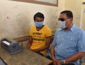 واحد فى اللجنة.. محافظ مطروح يطمئن على طالب سودانى يمتحن الثانوية للمكفوفين