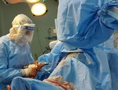 صور.. فريق طبى يجرى جراحة بالفخد لمسن مصاب كورونا بمستشفى الأحرار بالزقازيق