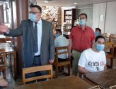 نائب رئيس جامعة الإسكندرية يتفقد امتحانات اليوم الأول لكلية الأداب .. صور