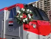 شاهد القطارات السكة الحديد الجديدة تتزين بعلم مصر والورود استعدادا لدخول الخدمة