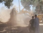 إزالة 32 مخالفة لأحواش وأسوار وعشش وزراعات بمدينة إسنا بالأقصر.. صور 