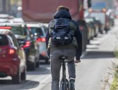 بالدراجة.. طالب يقطع مسافة 3500 كم من اسكتلندا إلى اليونان لرؤية والديه بسبب حظر كورونا