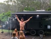 كريس هيمسورث يستمتع بوقته مع أبنائه وحبيبته على شاطئ أستراليا.. فيديو وصور