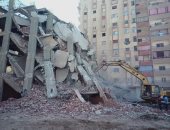 محافظة الجيزة تزيل 8 عقارات مخالفة بالأحياء والمراكز