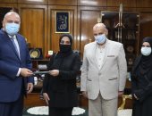 محافظ قنا يكرم طالبة فى السنة النهائية بكلية الطب لتفوقها العلمى