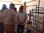 محافظ مطروح يتفقد محطة تحلية مياه الآبار بمنطقة تجمع أوجارين