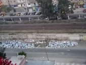 قارئة تشكو انتشار القمامة والنبيشة على شريط القطار بسيدى بشر بالإسكندرية