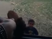 فيديو يثير غضب السوشيال.. مذيع إسرائيلى يعامل أطفال فلسطين كالحيوانات
