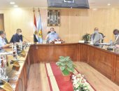 محافظ أسيوط يناقش ملفى التصالح والتقنين.. ويؤكد: إزالة فورية لمخالفات البناء