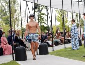 أول عرض أزياء فى زمن كورونا.. لا عناق ولا قبلات مع الحفاظ على الكمامة.. صور