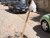 اضبط مخالفة.. عرق خشب وكيس بلاستيك لإرشاد السيارات لتفادى السقوط فى بلاعة صرف بالمحلة