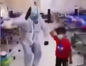 ممرض عراقى يشارك طفل فرحته بالرقص بعد شفائه من فيروس كورونا.. فيديو