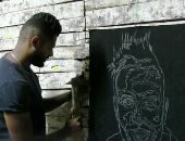 محمد يرسم الفنانين بالطباشير والألوان الفسفور